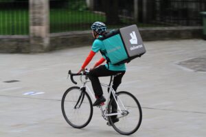 Photo of Deliveroo orders continue to rise but diners spend less on food deliveries