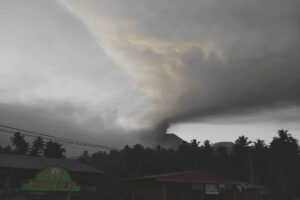 Photo of Bulusan erupts anew, wider area affected by ashfall 