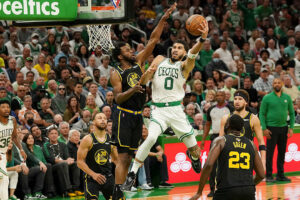 Photo of Boston Celtics pull away from Warriors for 2-1 edge in Finals