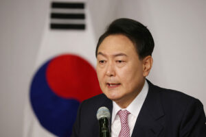 Photo of S. Korea’s Yoon suspends informal media briefings, citing COVID