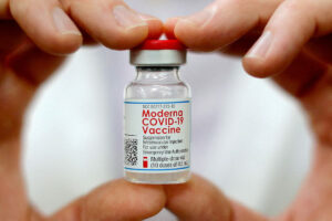 Photo of Moderna to advance two Omicron vaccine candidates against newer variants 