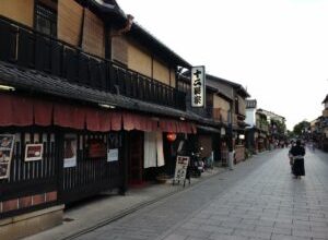 Photo of Kyoto’s love-hate relationship with tourists endures as yen weakens