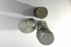 Photo of Peso rises on lower oil prices, dollar weakness