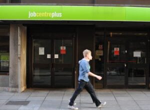 Photo of UK unemployment shrinks with 31,000 more people on payroll since June