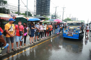 Photo of LTFRB adds routes, issues permits to more public vehicles for school reopening 