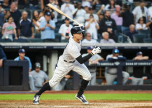 Photo of New York Yankees slugger Aaron Judge matches AL record with 61st home run