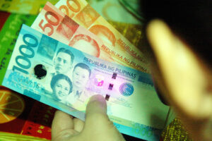 Photo of Peso closes at P58.99 on signals from US Fed