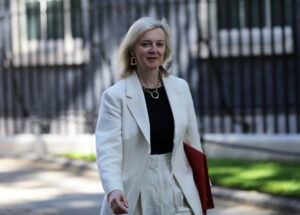 Photo of Liz Truss weighs up £100bn plan to freeze record energy bills