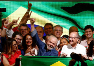 Photo of Lula narrowly beats Bolsonaro to win Brazil presidency again