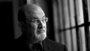 Photo of Salman Rushdie lost sight in one eye following attack, agent says