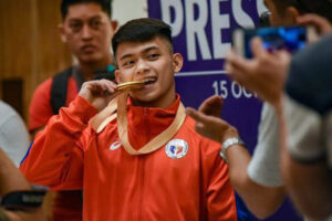 Photo of Carlos Yulo ready for gymnastics world championship in Liverpool