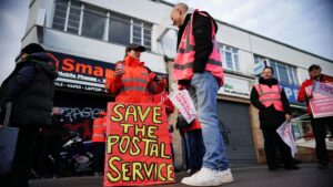 Photo of Royal Mail workers and lecturers walk out as winter strikes begin