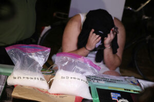 Photo of Philippine police arrest 13,391 suspects in Marcos drug war