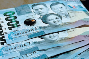 Photo of Peso rebounds versus the dollar ahead of long holiday weekend