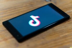 Photo of TikTok ban for US government phones advances, threatening its ad revenue, experts say