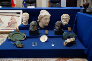 Photo of Italy welcomes home looted ancient artworks from the US