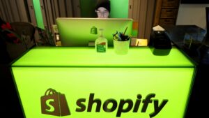 Photo of Shopify bans meetings of more than two people