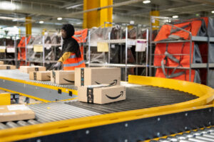 Photo of Amazon workers stage first British warehouse strike in battle over pay