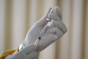 Photo of US FDA proposes shift to annual COVID vaccine shots