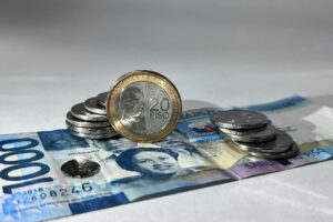 Photo of Peso climbs as oil prices drop