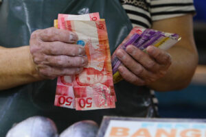 Photo of Peso tumbles to P55-per-dollar level as headline inflation surges in Jan.