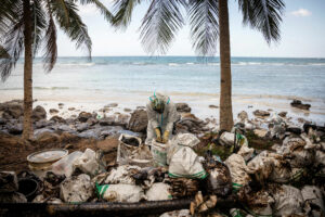 Photo of With pails and mugs, Philippine residents clean up oil spill