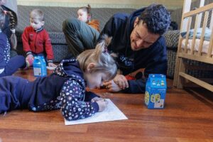 Photo of Actor Orlando Bloom visits children’s center in Kyiv