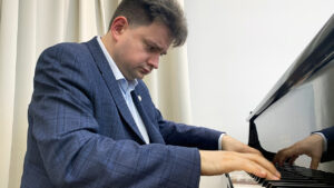 Photo of Ukrainian pianist seeks victory on cultural front at contest in Switzerland