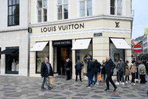 Photo of Fewer luxury shoppers but bigger spenders as Chinese return to Europe