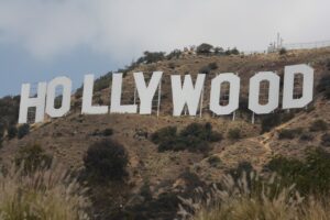 Photo of Hollywood directors reach labor pact, writers remain on strike