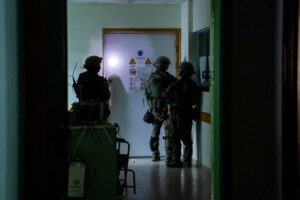 Photo of Israeli troops deepen search at Gaza hospital for evidence of Hamas