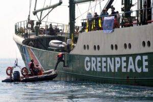 Photo of Shell sues Greenpeace for $2.1m in damages over fossil fuel protest in North Sea
