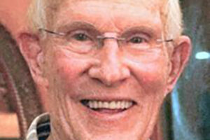 Photo of Tom Smothers, half of American comedy duo the Smothers Brothers, dies at 86