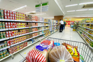 Photo of Supermarkets counting on late shopper surge as confidence weakens