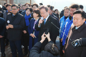 Photo of South Korea’s opposition party leader Lee Jae-myung stabbed by autograph-seeker