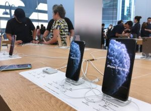 Photo of Apple overtakes Samsung as world’s biggest phonemaker
