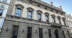 Photo of Garrick Club throws out member who called for women to be admitted