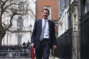 Photo of Jeremy Hunt says £100,000 not a huge salary in Surrey