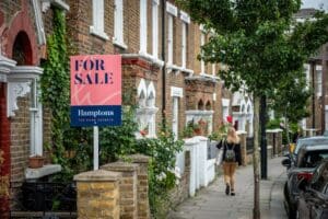 Photo of Estate agents’ books fill up as mortgage rates drop, easing pressure on house prices